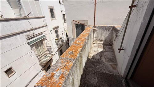 Casa Indipendente Di 2 Vani Oltre Locale Al Piano Terra.